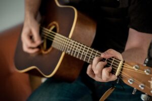 Aprender a tocar guitarra nunca ha sido tan fácil: Descubre esta aplicación gratuita