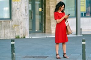 ¿Por qué las aplicaciones de GPS consumen tanta energía de la batería del teléfono y cómo reducirlo?