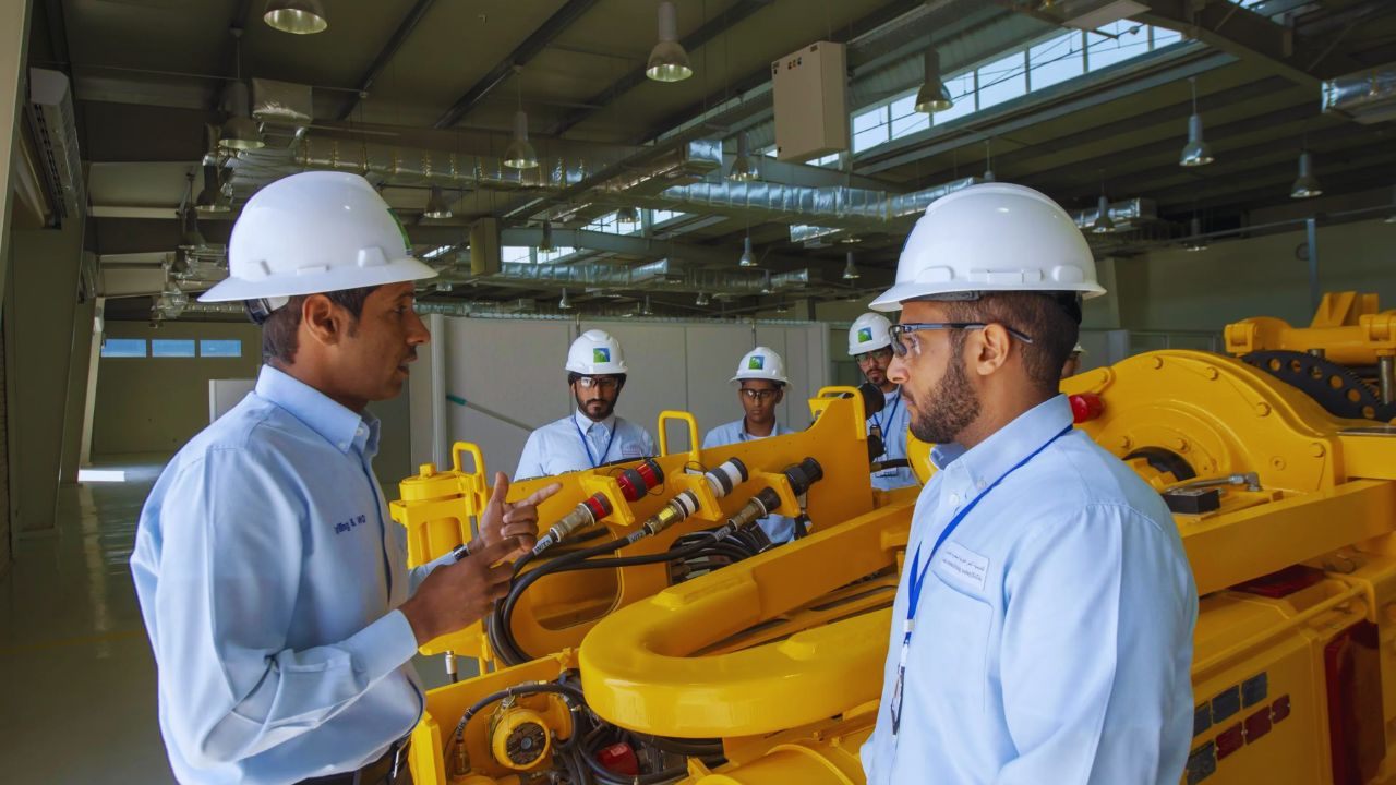 Explora carreras gratificantes en ingeniería y el ámbito corporativo en Aramco: oportunidades reales y perspectivas